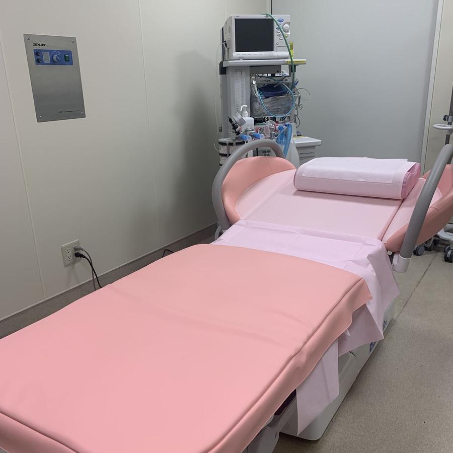 分娩室。分娩台と生体モニターなどの医療機器