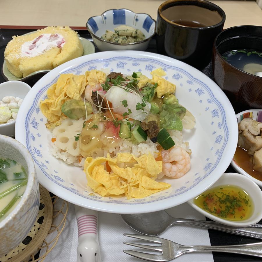 ちらし寿司とロールケーキのお膳